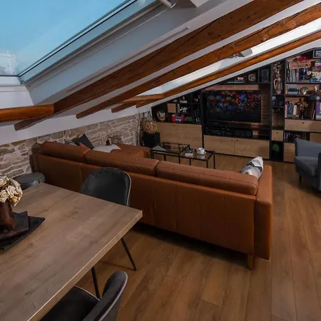 Urban Viktor - Downtown Apartment